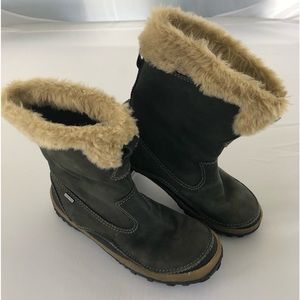 Women’s Merrell Tremblant Pull on waterproof / insulated , Black , size 10